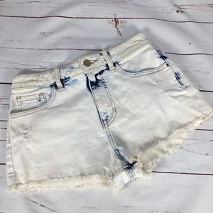 NWT Light Acid Wash Cut Off Shorts Size 4/27